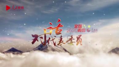 吃早餐的精致女孩
